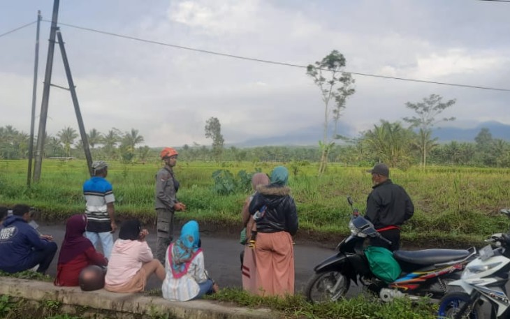 Tim Reaksi Cepat (TRC) BPBD Kabupaten Lumajang memberikan sosialisasi kepada masyarakat agar menjauhi zona merah Gunungapi Semeru, Kabupaten Lumajang, Minggu (4/12).