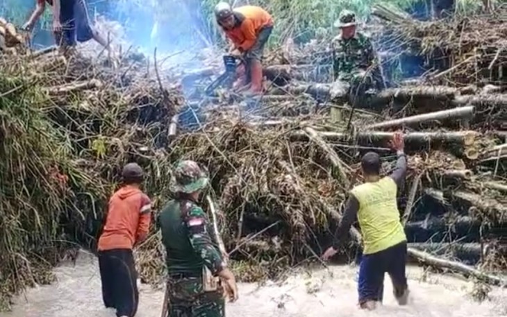 Bersihkan rumpun bambu hambat aliran sungai
