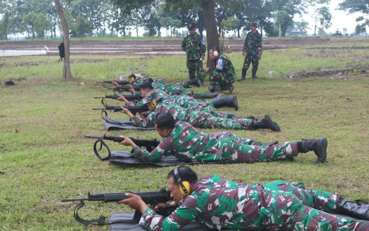 Latihan menembak prajurit Lanud Sugiri Sukani. Selasa (6/12)