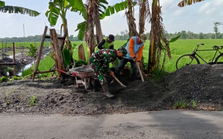 Kerja bakti bersama warga binaan