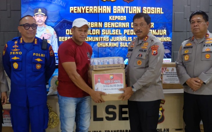 Kapolda Sulsel Irjen Pol Drs Nana Sudjana saat melepas bantuan korban gempa Cianjur di Mapolda, Selasa (6/12)