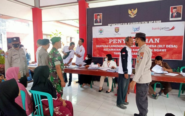 Pendampingan Babinsa dalam penyaluran BLT-DD di wilayah.
