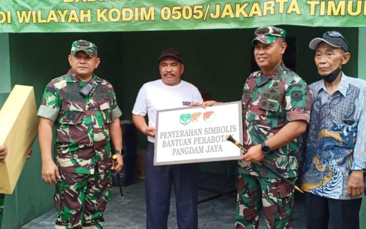 Pangdam Jaya Mayjen TNI Untung Budiharto saat mengunjungi RLTH 