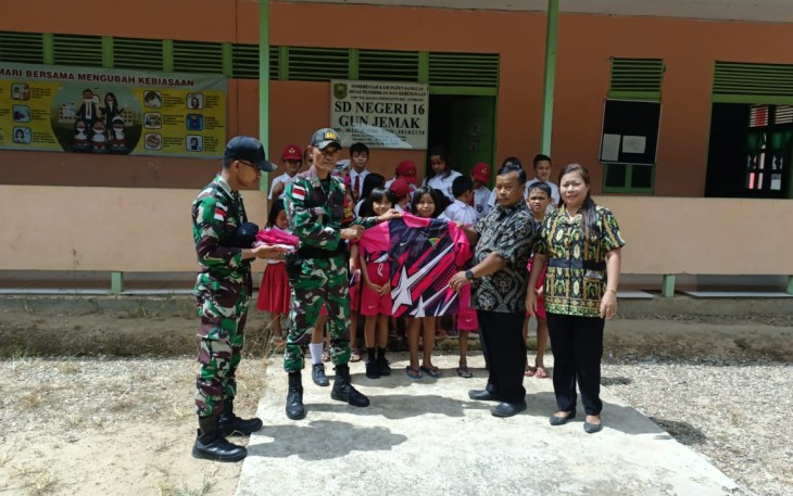 Seragam olahraga Satgas Pamtas Yonif 645/Gty