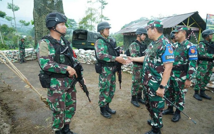 Pangdiv 2 Kostrad Mayjen TNI Safrial saat tinjau Latsiap Pratugas Yonif MR 411/Pandawa di Karanganyar, Jateng, Rabu(7/12)