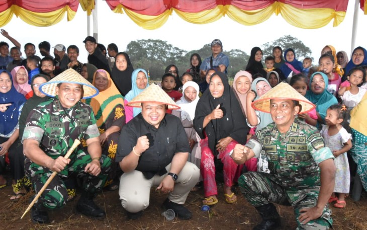 Danrem 023/KS Kol Inf Dodi Triwinarto bersama Kasdam I/BB dan Forkopimda Tapsel usai tanam jagung. Jum:at (9/12)
