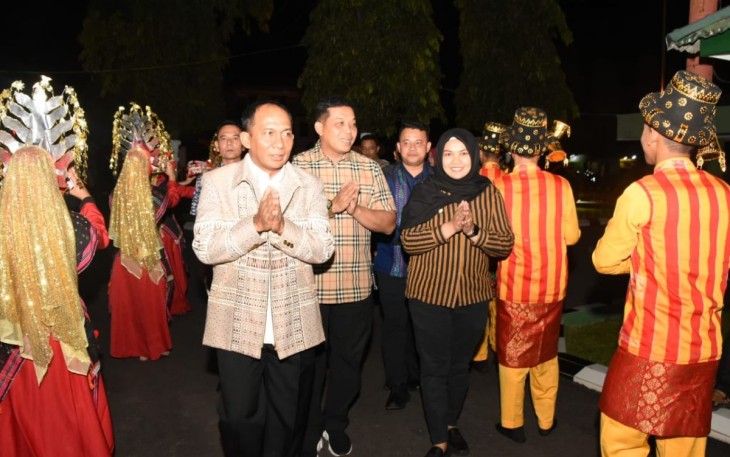 Tari Somba Somba menyambut kedatangan Kasdam I/BB beserta Danrem 023/KS di Makodim 0212/TS