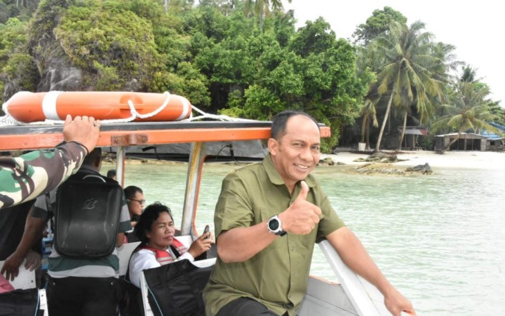 Kasdam I/BB Brigjen TNI Rifky saat mengunjungi pos terpencil Babinsa di Pulau Mursala, Sabtu (10/12)