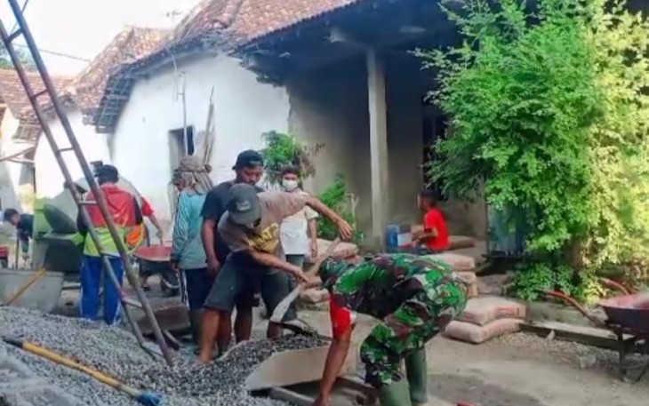 Karya bakti pengecoran masjid di wilayah binaan