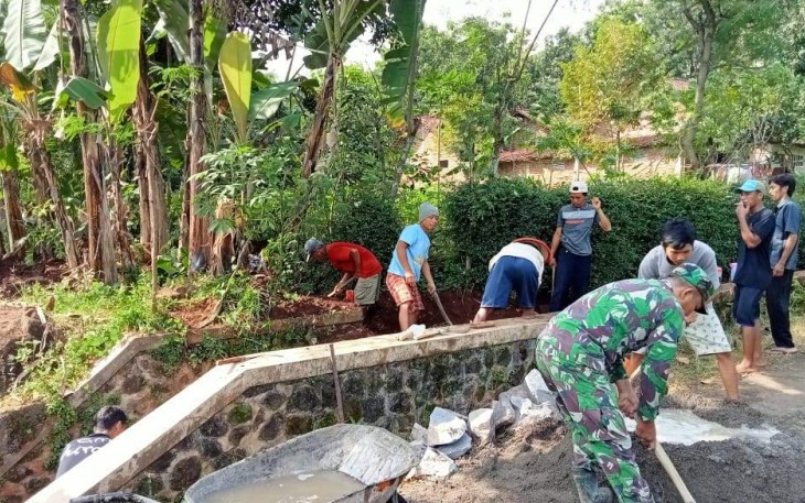 Karya bakti bersihkan lingkungan 