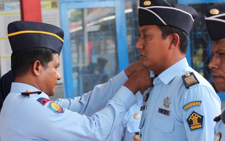 Kalapas Waikabubak Yohanis Varianto saat menyematkan pangkat anggotanya, Senin (12/12)