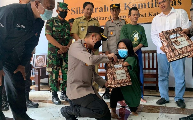Kapolres Blitar AKBP Adhitya Panji Anom saat memberikan tali asih di rumah Kinasih, Senin (12/12)