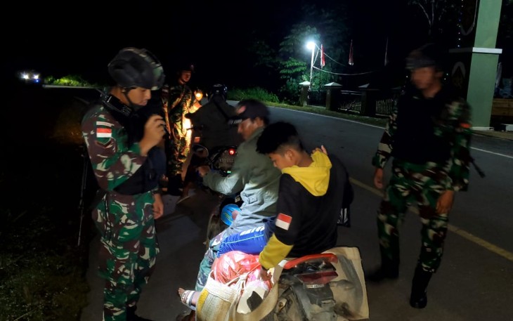 Sweeping malam hari satgas Yonarmed 19/105 Trk Bogani di perbatasan 