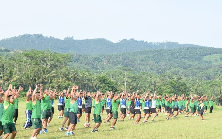 Olah raga bersama anggota Korem 073/Mkt