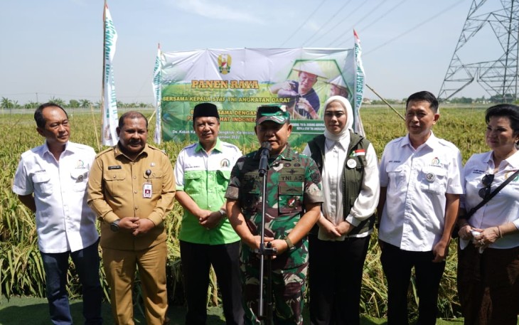 Kasad Jenderal TNI Dudung Abdurachman saat memberikan sambutan dalam panen raya padi unggulan di Karawang 
