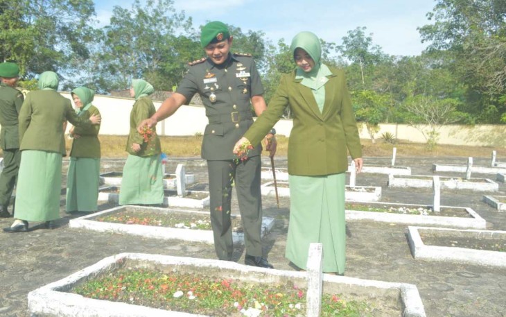 Dandim 1001/HSU-BLG Letkol Inf Dhuwi Hendradjaja saat ziarah dan tabur bunga 