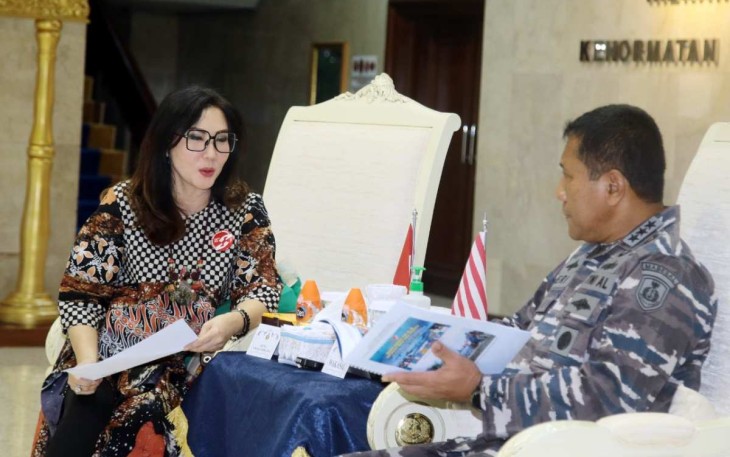 Wakasal Laksdya TNI Ahmadi Heri Purwono saat menerima Ketum Yayasan Ibnu Sina Peduli Mellina Alaydroes di Mabesal Cilangkap Jakarta, Jum'at (16/12)