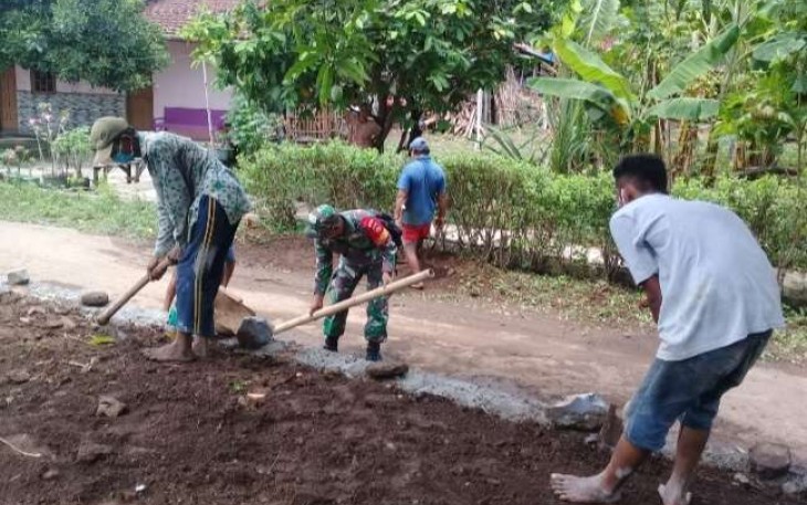 Kerja bakti perbaiki jalan bersama warga 