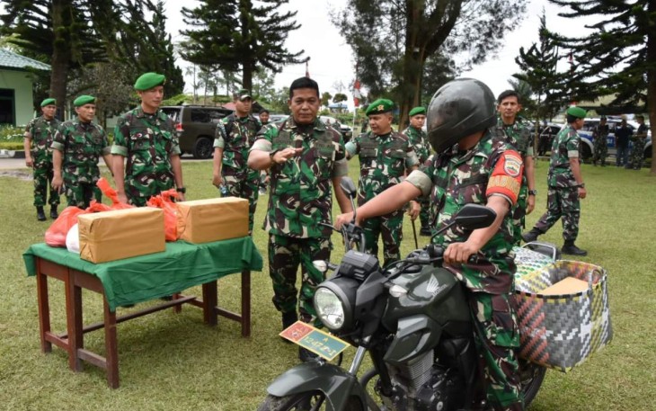 Danrem 023/KS Kol Inf Dodi Triwinarto saat memberikan pengarahan Babinsa antar sembako pakai motor Along-along, Minggu (18/12)
