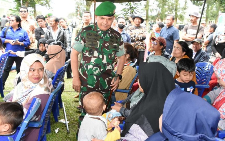 Pangdam I/BB Mayjen TNI Achmad Daniel Chardin saat baksos Hari Infanteri di Kabupaten Karo. Minggu (18/12)