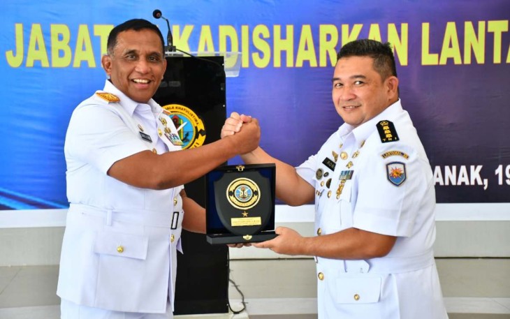 Danlantamal XII Laksma TNI Suharto saat memberikan cenderamata usai sertijab, Senin (19/12)