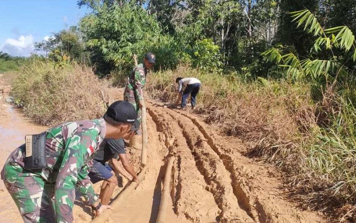 Satgas Yonarmed 19/105 Trk Bogani perbaiki jalan rusak di perbatasan 