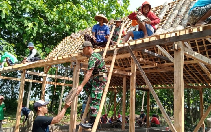 Karya bakti bangun rumah warga binaan 