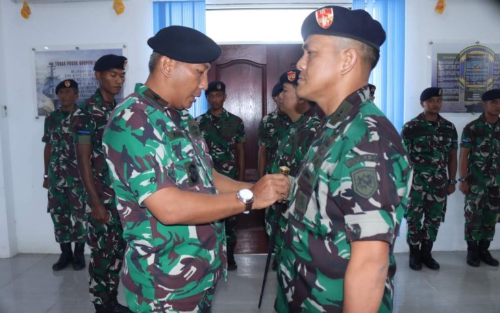 Danguspurla Koarmada III Laksma TNI Ashari Alamsyah saat melantik Asops Danguspurla Koarmada III di Mako Guspurla III, Tawiri, Ambon, Senin (19/12)