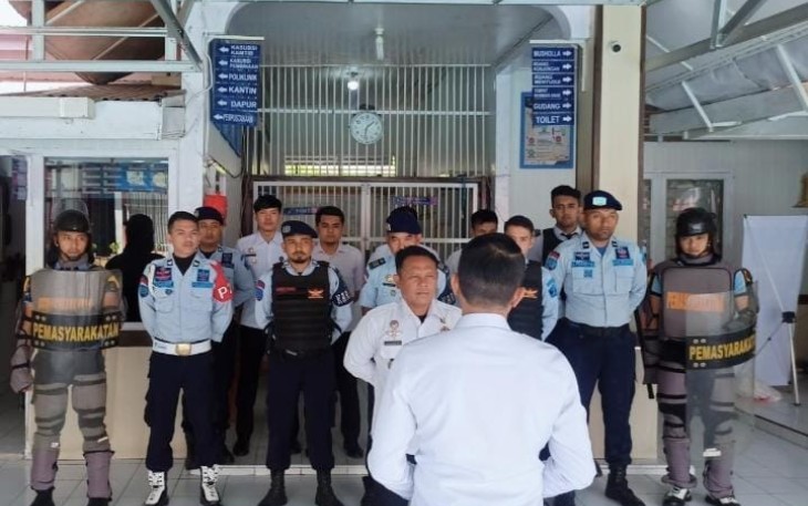Kalapas Kelas III Suliki pimpin Apel Siaga dalam rangka persiapan Perayaan Natal Tahun 2022 bersama warga binaan.