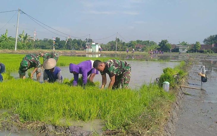 Tanam padi bersama warga binaan