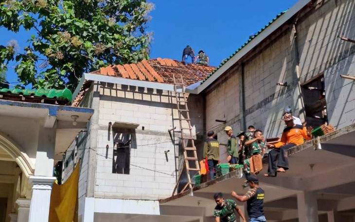Gotong-royong bersama warga bangun Pondok Putri Tahfidzul Qur'an Pring Sewu