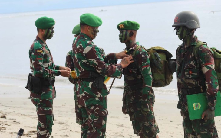 Danrindam XVIII Kasuari Kolonel Inf Ferry Irawan saat menyematkan peserta pendidikan 