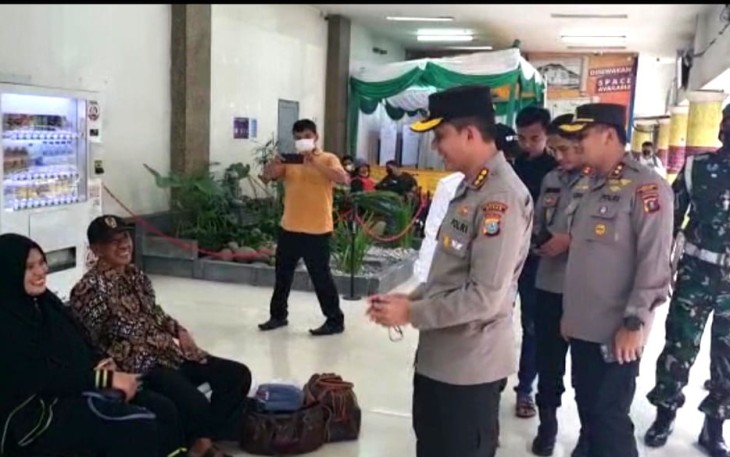Kapolrestabes Medan Kombes Valentino Alfa Tatareda saat berdialog dengan warga