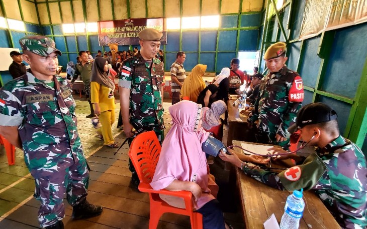 Pelayanan pengobatan gratis Satgas Yonarmed 19/105 Trk Bogani di perbatasan, Kamis (22/12)