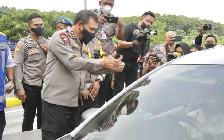 Kapolda Jateng Irjen Pol Ahmad Luthfi saat berdialog dengan pengendara di GT Kalikangkung, Jum'at (23/12)