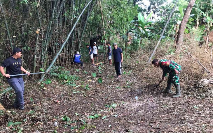 Kerja bakti pelebaran aksen jalan desa binaan