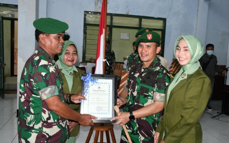 Dandim 0802/Ponorogo Letkol Inf Hirta Juni Adriansyah saat memberikan cenderamata 