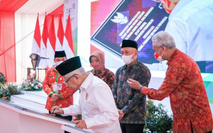 Menteri Teten Masduki saat mendampingi Wapres RI KH Ma'ruf Amin saat meresmikan PLUT KUMKM di Kabupaten Semarang Jawa Tengah, Selasa (27/12)