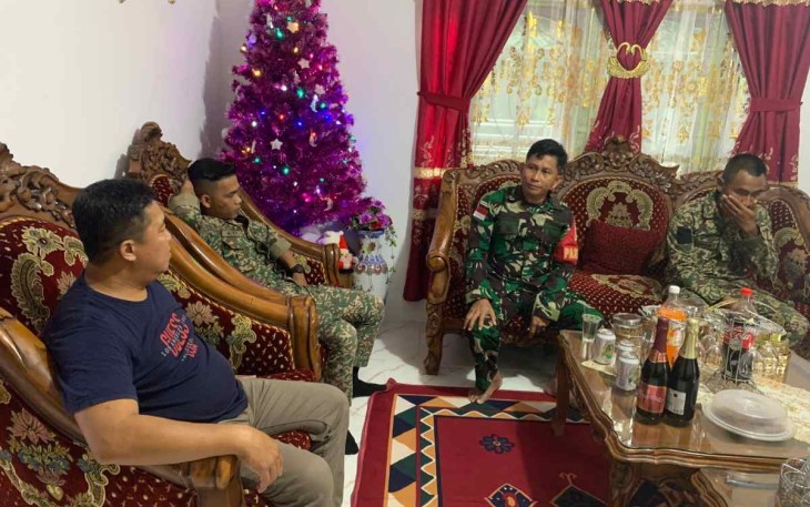 Silaturahmi dengan tokoh masyarakat di perbatasan 