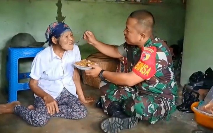 Serda Suwardi menyuapi Mbah Parmi