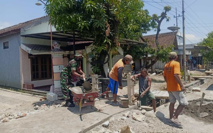 Karya bakti membangun jembatan di wilayah binaan