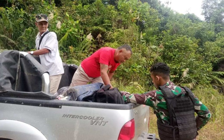 Pemeriksaan kendaraan melewati jalan perbatasan 
