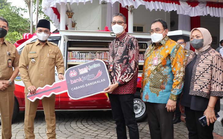 Penyerahan bantuan CSR oleh Bank Jatim kepada Pemkab Bangkalan