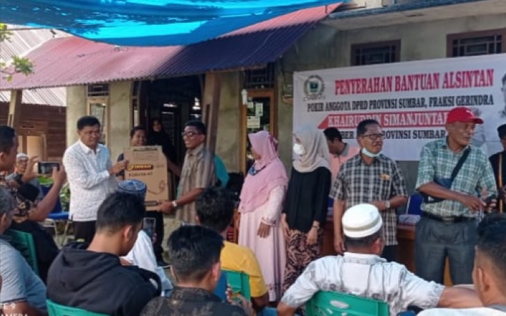 Penyerahan bantuan Alsintan kepada Poktan di Pasaman, oleh Khairuddin Simajuntak