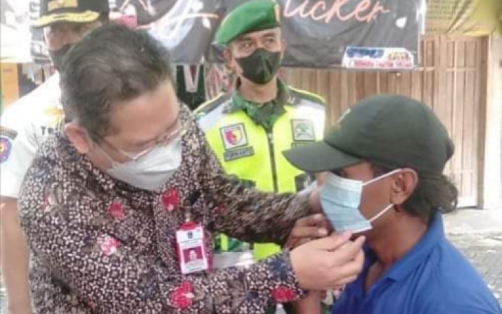 Pj Sekda Trenggalek, Dr. Andriyanto, SH., M.Kes, saat melakukan Operasi Yustisi bersama tiga pilar, di Jl Mayjend Sungkono, Kamis (17/2/2022) (Foto: Hardi Rangga, klikwarta.com).