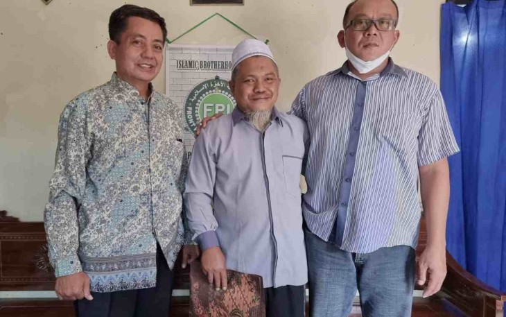 Ustadz Khozin (tengah) saat foto bersama di kediamannya