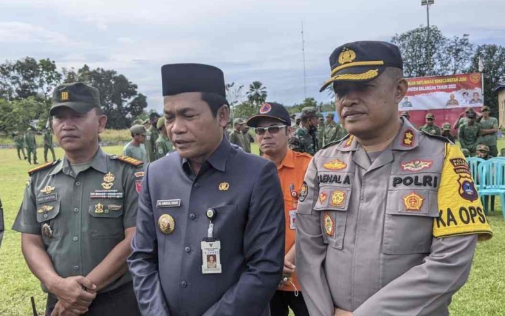 Danramil 03/Awayan Kapten Inf Ahdi Saputra saat mendampingi Bupati Balangan memberikan keterangan pers apel Satlinmas 
