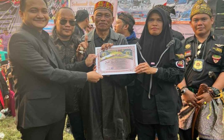 Ketua Komite 1 DPD RI Fachrul Razi saat memberikan santunan anak yatim dalam acara festival seni budaya di Serang