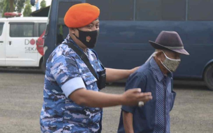 Babinpotdirga Lanud Sugiri Sukani saat mengarahkan masyarakat dalam pembagian sembako