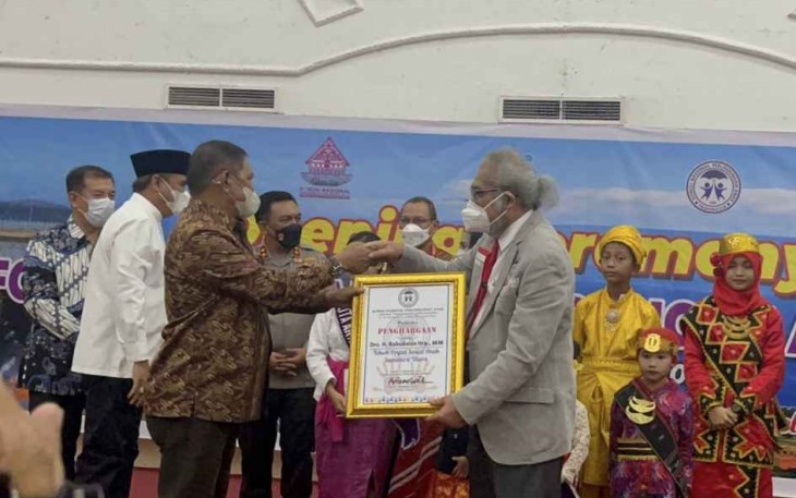 H Rahudman Harahap saat menerima penghargaan 
